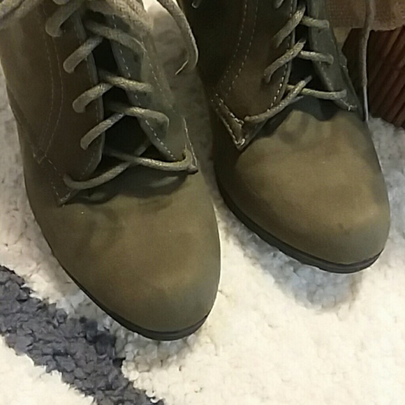 Rialto size 6M Olive Green Suede Booties - Picture 7 of 8